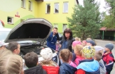 Przedszkolaki poznają zawód mechanika pojazdów samochodowych