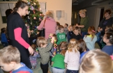 Przedszkolaki z Połańca ubierały choinkę w Urzędzie Miasta i Gminy w Połańcu