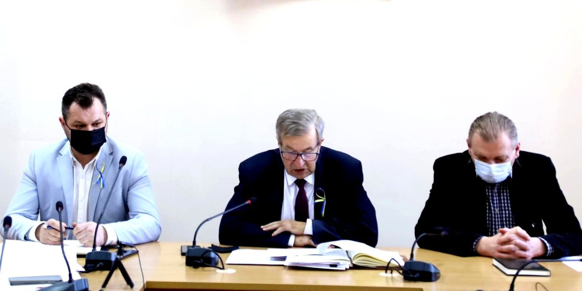 Posiedzenie otworzył przewodniczący Zespołu, starosta staszowski Józef Żółciak, z lewej: wicestarosta Leszek Guzal, z prawej: naczelnik Wydziału Spraw Obywatelskich i Zarządzania Kryzysowego Ryszard Stachura.