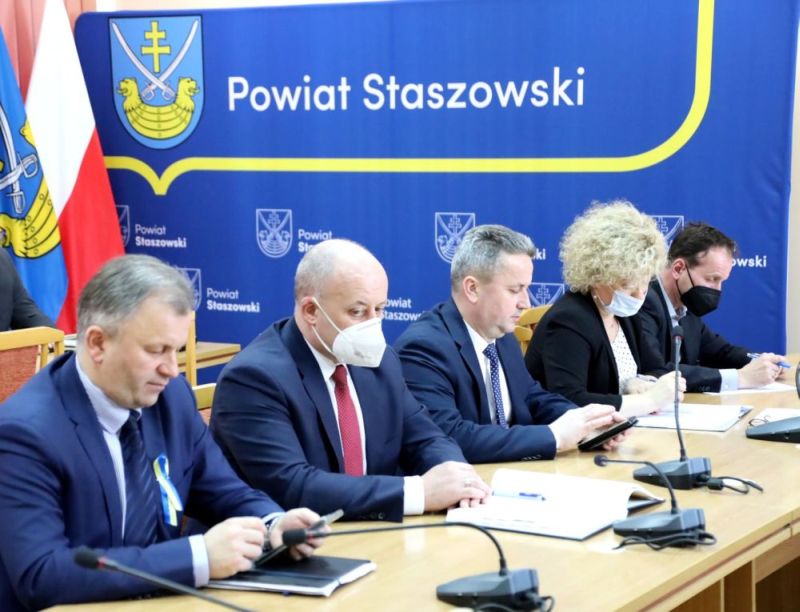 Od lewej: burmistrz Połańca Jacek Nowak, burmistrz Osieka Rafał Łysiak, burmistrz Staszowa Leszek Kopeć, insp. Ewelina Banasińska i insp. Andrzej Sałata.