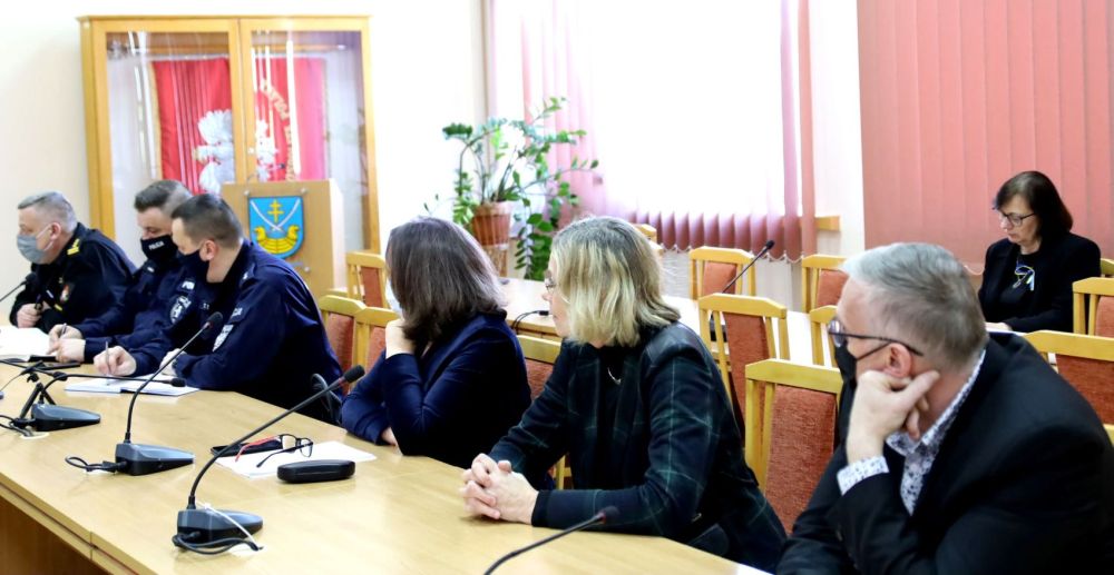 Od prawej: Narcyz Łakomiec – pełniący obowiązki powiatowego inspektora nadzoru budowlanego, wójt gminy Łubnice Anna Grajko, powiatowy inspektor sanitarny Bożena Głaz, zastępca naczelnika wydziału prewencji w KPP Staszów kom. Tomasz Siuda, komendant powiatowy policji w Staszowie mł. insp. Grzegorz Majsak, komendant powiatowy Państwowej Straży Pożarnej w Staszowie st. bryg. Rafał Gajewicz. Z tyłu: skarbnik powiatu Jolanta Piotrowska.