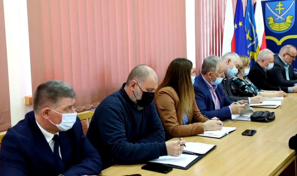 W spotkaniu uczestniczyli przedstawiciele gmin, naczelnicy wydziałów w Starostwie Powiatowym w Staszowie, dyrektorzy jednostek organizacyjnych powiatu.